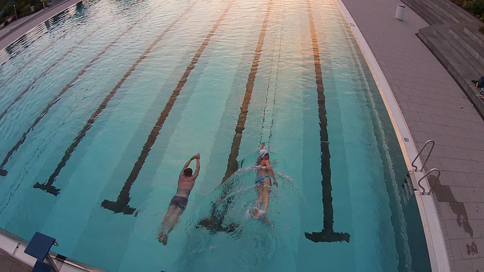 Schwimmbahnen in ruhigem Abendlicht