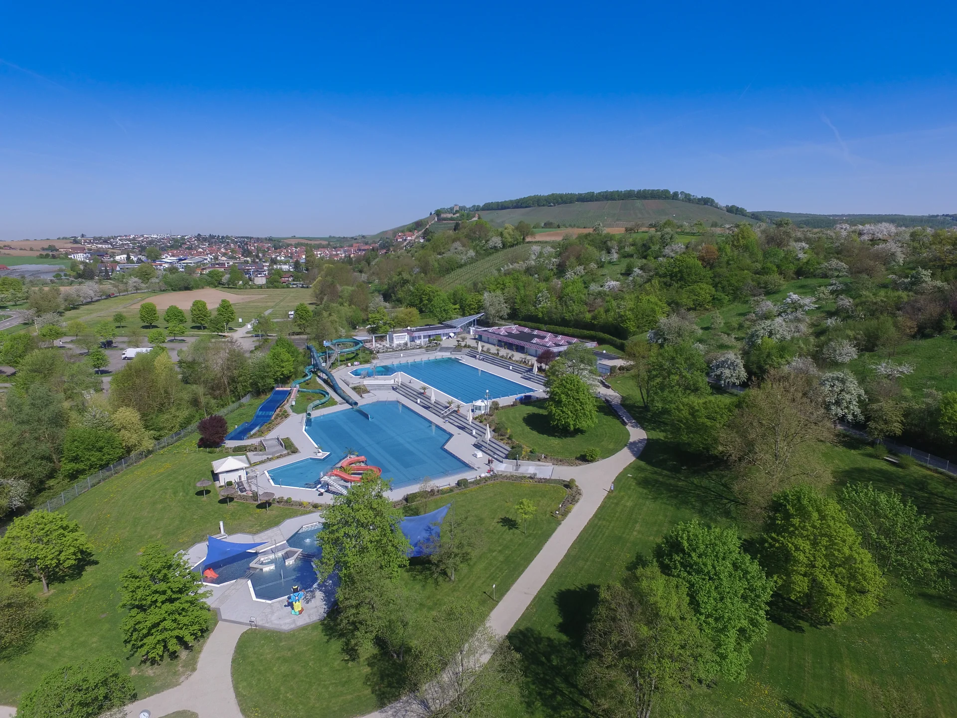 Panoramablick über die terrassenförmigen Becken am Petersberg