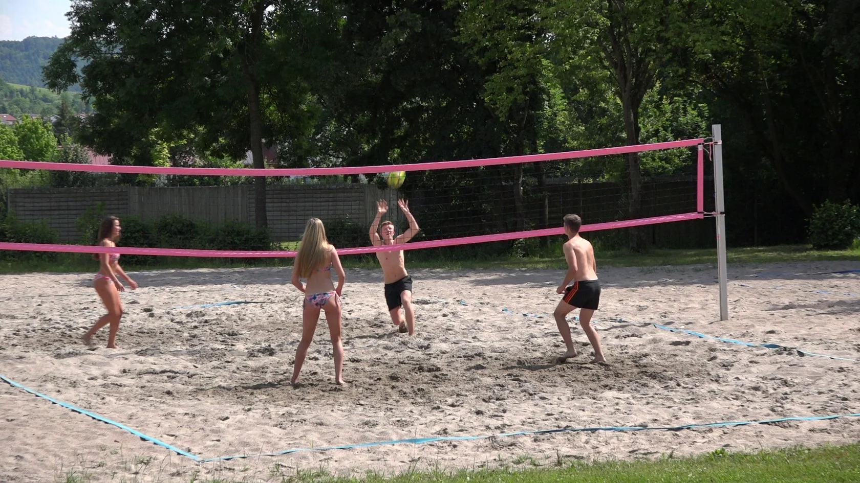 Drei Beachvolleyballfelder
