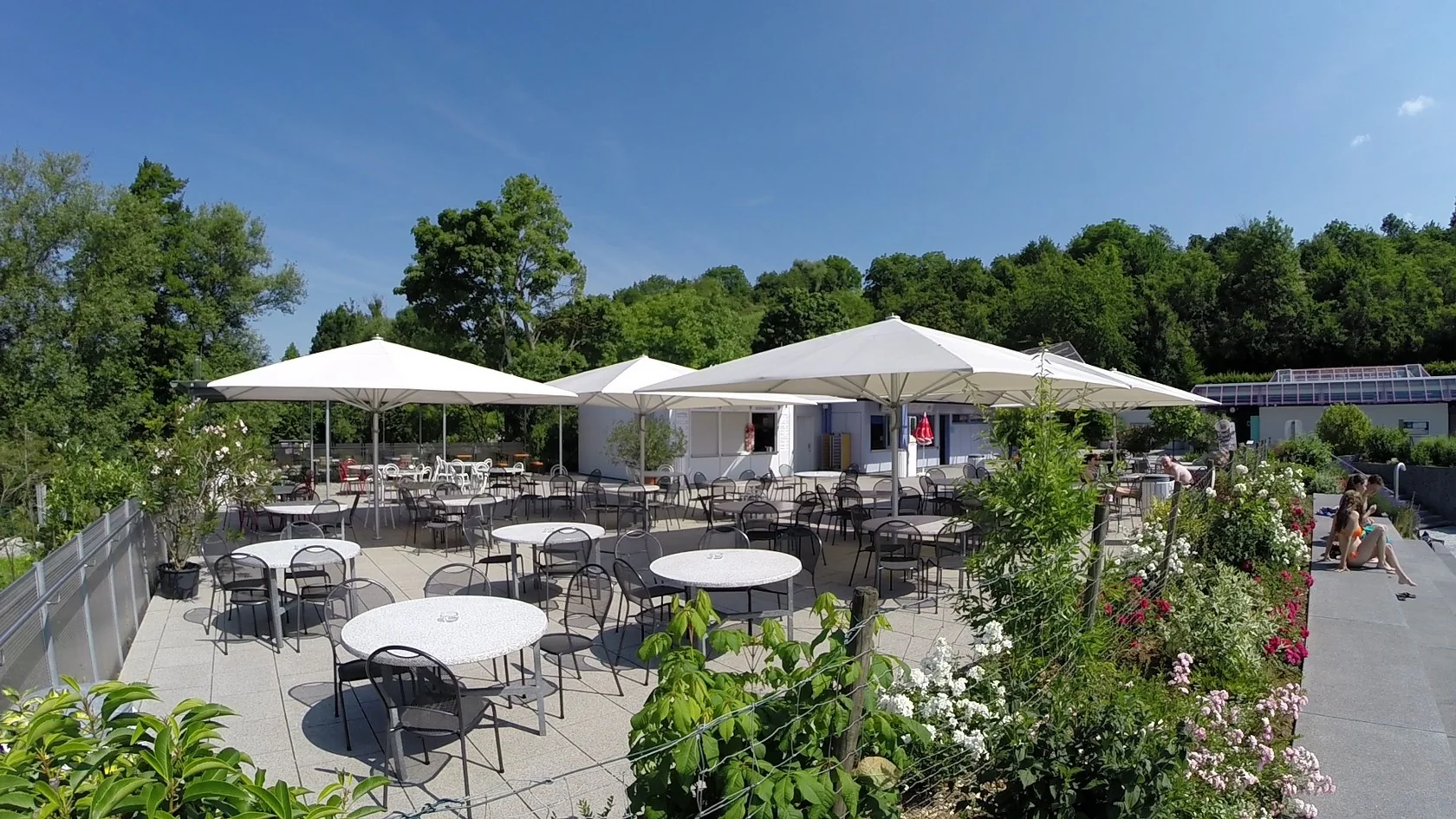 Sonnenterrasse mit Schirmen und Sitzplätzen